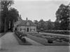 Tuinmanswoning en stallen - Breukelen - 20041910 - RCE -  Nijenrode: Tuinmanswoning en stallen (opmerking: In: Buiten ; 9 (1915), nr, 4, p. 45.) 