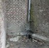 Gedeelte van de kerkmuur met regenpijp, detail