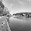 Overzicht van de brug over de Vecht, rechts de brugwachterswoning - Loenen aan de Vecht - 20340041 - RCE -  Cronenburgherbrug: Overzicht van de brug over de Vecht, rechts de brugwachterswoning (opmerking: Gefotografeerd voor Monumenten in Nederland Utrecht) 