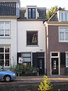 Pand met gepleisterde gevel met rechte lijst