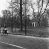 De oranjerie annex koetshuis, met op de voorgrond het beeld uitrijdende fietsers
