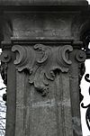 Toegangshek, gezien vanaf de weg, linker zandstenen pijler, detail bovenste gedeelte - Nieuwersluis - 20340397 - RCE -  Vreedenhoff: Toegangshek, gezien vanaf de weg, linker zandstenen pijler, detail bovenste gedeelte 