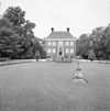 Exterieur OVERZICHT VOORGEVEL - Nieuwersluis - 20311263 - RCE -  Vreedenhoff: Exterieur OVERZICHT VOORGEVEL (opmerking: PUBL.: PRIVATE COUNTRY HOUSES) 