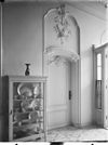 Interieur, deur met daarboven stucwerk - Nieuwersluis - 20141466 - RCE -  Vreedenhoff: Interieur, deur met daarboven stucwerk (opmerking: In: Buiten ; 21(1927), nr. 22, p. 259) 