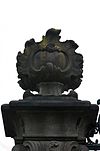 Toegangshek gezien vanaf huis, linker natuurstenen pijler, detail bekroning - Nieuwersluis - 20340368 - RCE -  Vreedenhoff: Toegangshek gezien vanaf huis, linker natuurstenen pijler, detail bekroning 