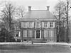 Overzicht voorgevel - Nieuwersluis - 20141462 - RCE -  Vreedenhoff: Overzicht voorgevel (opmerking: In: Buiten ; 21(1927), nr. 22, p. 257) 