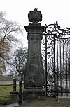 Natuurstenen pijler, bekroond door gebeeldhouwde vaasachtige figuren - Nieuwersluis - 20340235 - RCE -  Vreedenhoff: Natuurstenen pijler, bekroond door gebeeldhouwde vaasachtige figuren 
