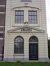 Pupillenschool Nieuwersluis, hoekgebouw.JPG -  Pupillenschool in Nieuwersluis, met logo van Koning Willem I 