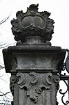 Toegangshek, gezien vanaf de weg, linker zandstenen pijler, detail bovenste gedeelte, met bekroning - Nieuwersluis - 20340408 - RCE -  Vreedenhoff: Toegangshek, gezien vanaf de weg, linker zandstenen pijler, detail bovenste gedeelte, met bekroning 