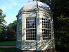 Nieuwersluis Vreedenhoff Koepel.JPG -  Rijksmonumenten in Nieuwersluis, Nederland. Buitenplaats Vreedenhoff, theekoepel/tuinkoepel (ca.1776).  Monumental buildings in Nieuwersluis, Netherlands 