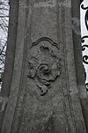 Toegangshek, gezien vanaf de weg, linker zandstenen pijler, detail middelste gedeelte - Nieuwersluis - 20340396 - RCE -  Vreedenhoff: Toegangshek, gezien vanaf de weg, linker zandstenen pijler, detail middelste gedeelte 