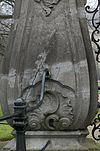 Toegangshek, gezien vanaf de weg, linker zandstenen pijler, detail onderste gedeelte - Nieuwersluis - 20340395 - RCE -  Vreedenhoff: Toegangshek, gezien vanaf de weg, linker zandstenen pijler, detail onderste gedeelte 