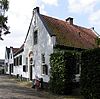 Woningen met wit gepleisterde gevels op een zwarte plint