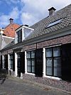Laag huis met rechte kroonlijst, aardige landelijke bouwkunst