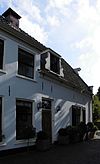 Gepleisterd hoekhuis met rechte kroonlijst,