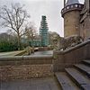 Exterieur, hoofdingang met zicht op kerk tijdens restauratie - Haarzuilens - 20320582 - RCE -  De Haar: Exterieur, hoofdingang met zicht op kerk tijdens restauratie 