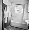 Interieur, badkamer met bad - Utrecht - 20340435 - RCE -  Woonhuis Architect Sybold Van Ravesteyn: Interieur, badkamer met bad 