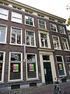 Pand met langgerekte gevel met rechte kroonlijst