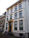 Pand met fraai balcon