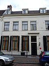 Pand met gepleisterde gevel met rechte kroonlijst