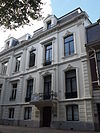 Pand met gepleisterde neoclassieke lijstgevel