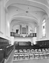 Interieur, overzicht richting het westen met herenbank en orgel - Utrecht - 20314322 - RCE -  Doopsgezinde Kerk: Interieur, overzicht richting het westen met herenbank en orgel 