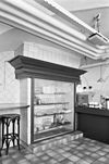 Interieur, schouw, omgebouwd tot vitrinekast in de kantineruimte - 20330208 - RCE -  Willem Pompe Instituut Voor Strafwetenschappen: Interieur, schouw, omgebouwd tot vitrinekast in de kantineruimte (opmerking: Gefotografeerd voor Huizen in Nederland, Hendrick de Keyser) 