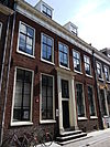 Pand met gevel met rechte kroonlijst met metopen versierde centrale deurpartij, einde 18e eeuw
