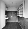 Interieur, verdieping, slaapkamer boven de eethoek met achter de wastafel de deur naar de hal - Utrecht - 20340433 - RCE -  Woonhuis Architect Sybold Van Ravesteyn: Interieur, verdieping, slaapkamer boven de eethoek met achter de wastafel de deur naar de hal 