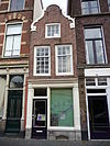 Pand met in- en uitgezwenkte halsgevel