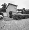 Overzicht voorgevel met links de garage. Bij de garagedeur bevind zich ook de voordeur. - Utrecht - 20340357 - RCE -  Woonhuis Architect Sybold Van Ravesteyn: Overzicht voorgevel met links de garage. Bij de garagedeur bevind zich ook de voordeur. 