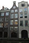 Pand met hoge klokgevel aan de zijde der Oudegracht