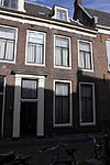 Pand met gevel met rechte kroonlijst, een geheel met 40-42 vormend