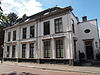 Pand met gepleisterde neoclassieke lijstgevel