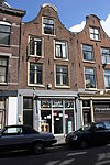 Pand met klokgevel, serie van 4, vrijwel onversierd