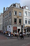 Pand met lijstgevel met gevelsteen