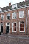 Laag huis tegen de Nicolaaskerk