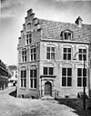 Hoekhuis met trapgevel en rechte kroonlijst