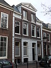 Pand met 19e-eeuwse gevel, verhoogde middenpartij