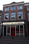 Pand met twee bouwlagen, een kap loodrecht op de straat en een kelder