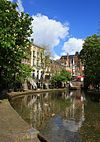 OudegrachtUtrecht -  Oudegracht ter hoogte van de Bakkersbrug, met de middeleeuwse stadskastelen Oudaan en Fresenburgh op de achtergrond. 