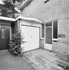 Linker zijgedeelte- smalle garagedeuren en de voordeur - Utrecht - 20340369 - RCE -  Woonhuis Architect Sybold Van Ravesteyn: Linker zijgedeelte: smalle garagedeuren en de voordeur 