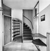 Interieur, hal met trapopgang en deur naar het toilet - Utrecht - 20340399 - RCE -  Woonhuis Architect Sybold Van Ravesteyn: Interieur, hal met trapopgang en deur naar het toilet 