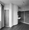 Interieur, verdieping, slaapkamer boven de eethoek met achter de wastafel de deur naar de hal - Utrecht - 20340434 - RCE -  Woonhuis Architect Sybold Van Ravesteyn: Interieur, verdieping, slaapkamer boven de eethoek met achter de wastafel de deur naar de hal 