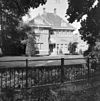 Villa met ommuurde tuin