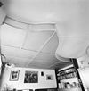 Interieur, verlaagd gebogen plafond in de werkkamer met nylonglas - Utrecht - 20340423 - RCE -  Woonhuis Architect Sybold Van Ravesteyn: Interieur, verlaagd gebogen plafond in de werkkamer met nylonglas 