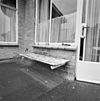 Verdieping- vast zitbankje op het dakterras tegen de muur van een van de slaapkamers - Utrecht - 20340373 - RCE -  Woonhuis Architect Sybold Van Ravesteyn: Verdieping: vast zitbankje op het dakterras tegen de muur van een van de slaapkamers 