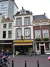 Pand met gepleisterde lijstgevel