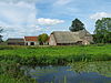 37515 Boerderij en koetshuis.JPG -  17e eeuwse boerderij met riet gedekt. Links een 18e eeuws koetshuis. Op eiland waar eens het huis Den Eng stond. Genomen vanaf het zuiden. De omgeving wordt inmiddels (2010) helemaal volgebouwd met dure woningen. 