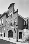 Overzicht voorgevel koetshuis - Utrecht - 20344587 - RCE -  Koetshuis: Overzicht voorgevel koetshuis (opmerking: Gefotografeerd voor Huizen in Nederland, Hendrick de Keyser) 